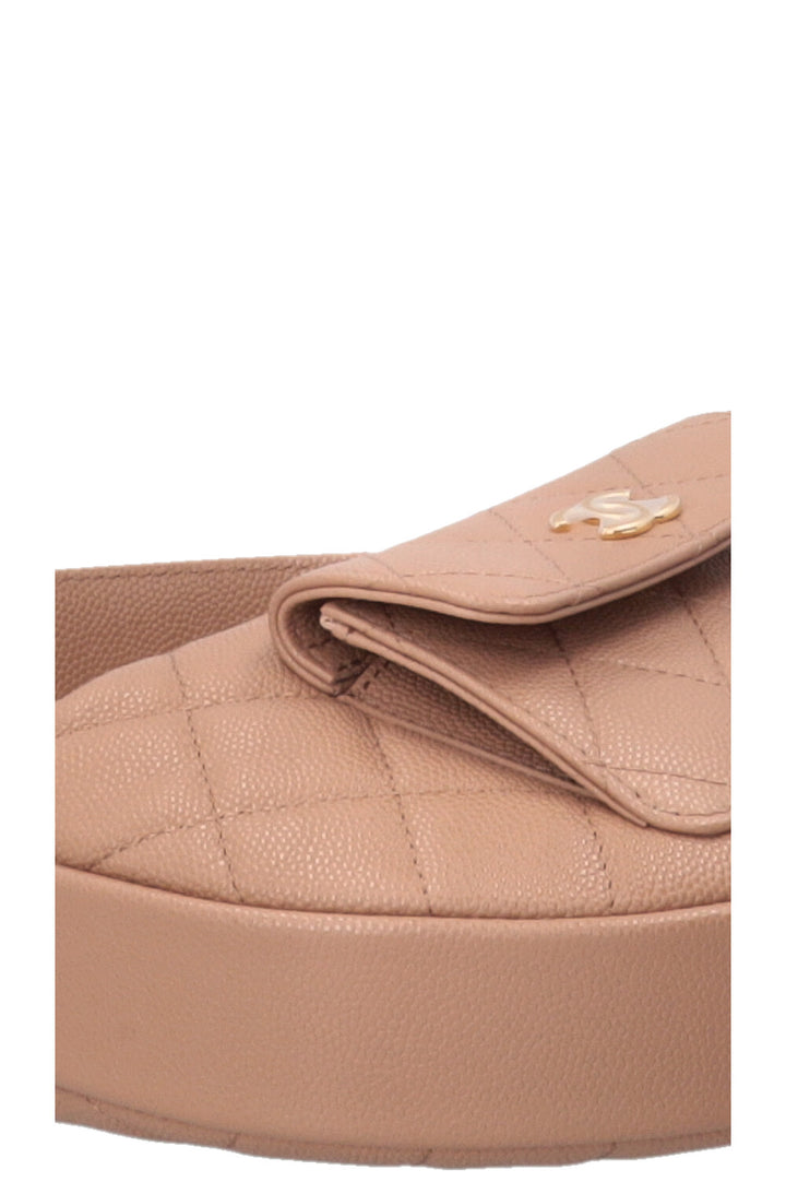 Pochette CHANEL Polly Pocket en cuir caviar beige