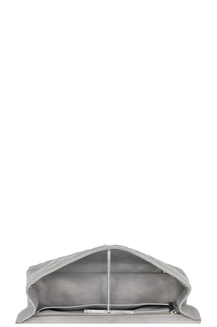 Sac CHANEL à rabat simple grand modèle en cuir gris