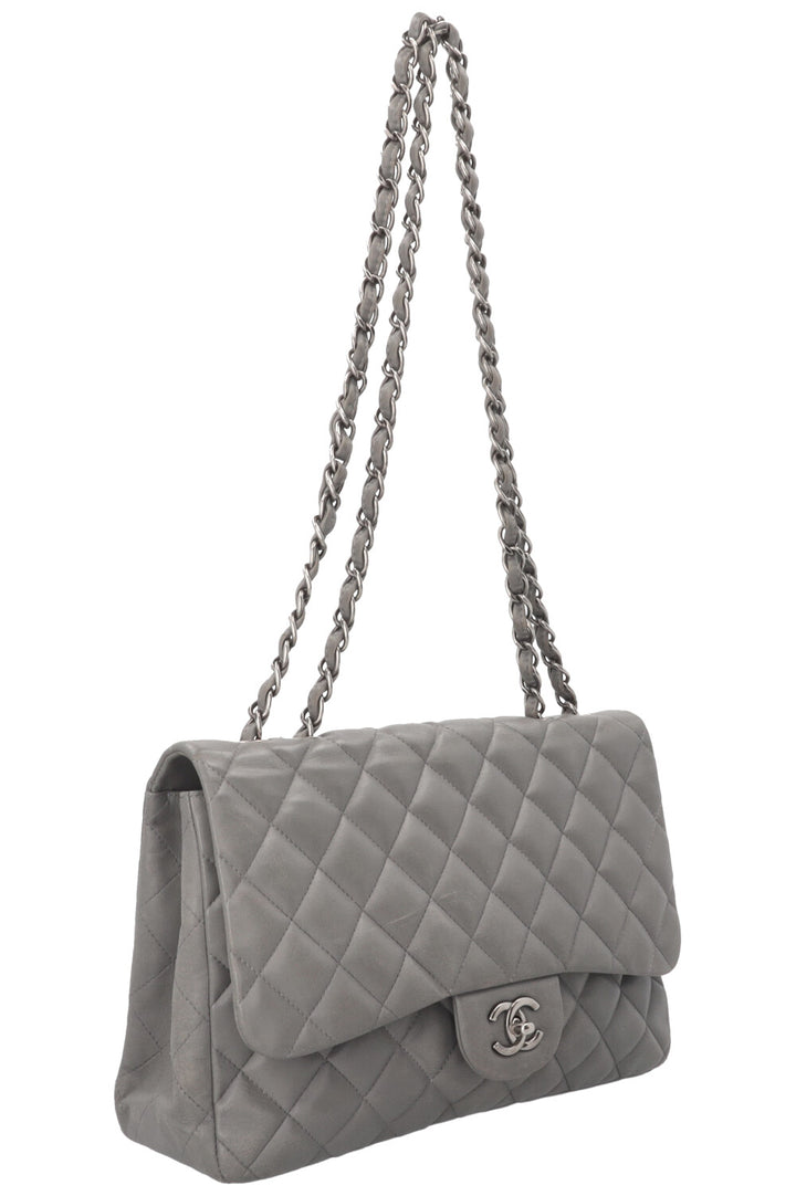 Sac CHANEL à rabat simple grand modèle en cuir gris