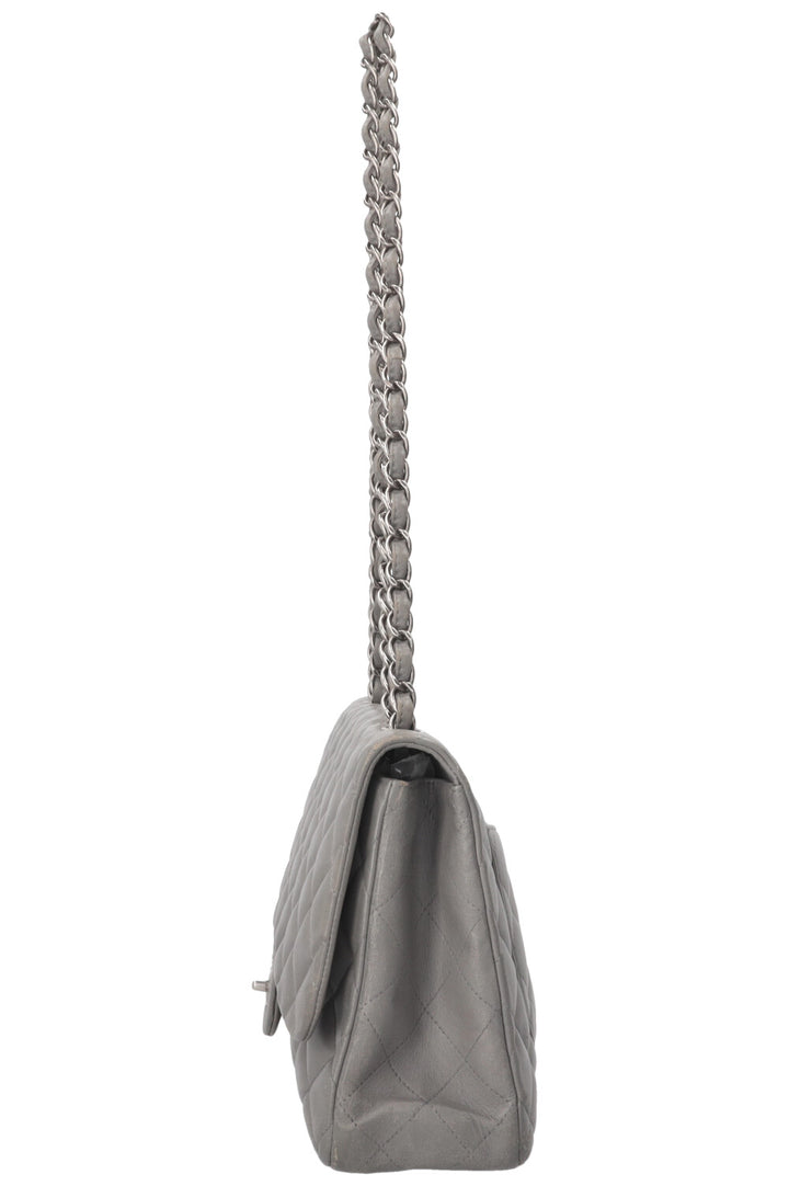 Sac CHANEL à rabat simple grand modèle en cuir gris