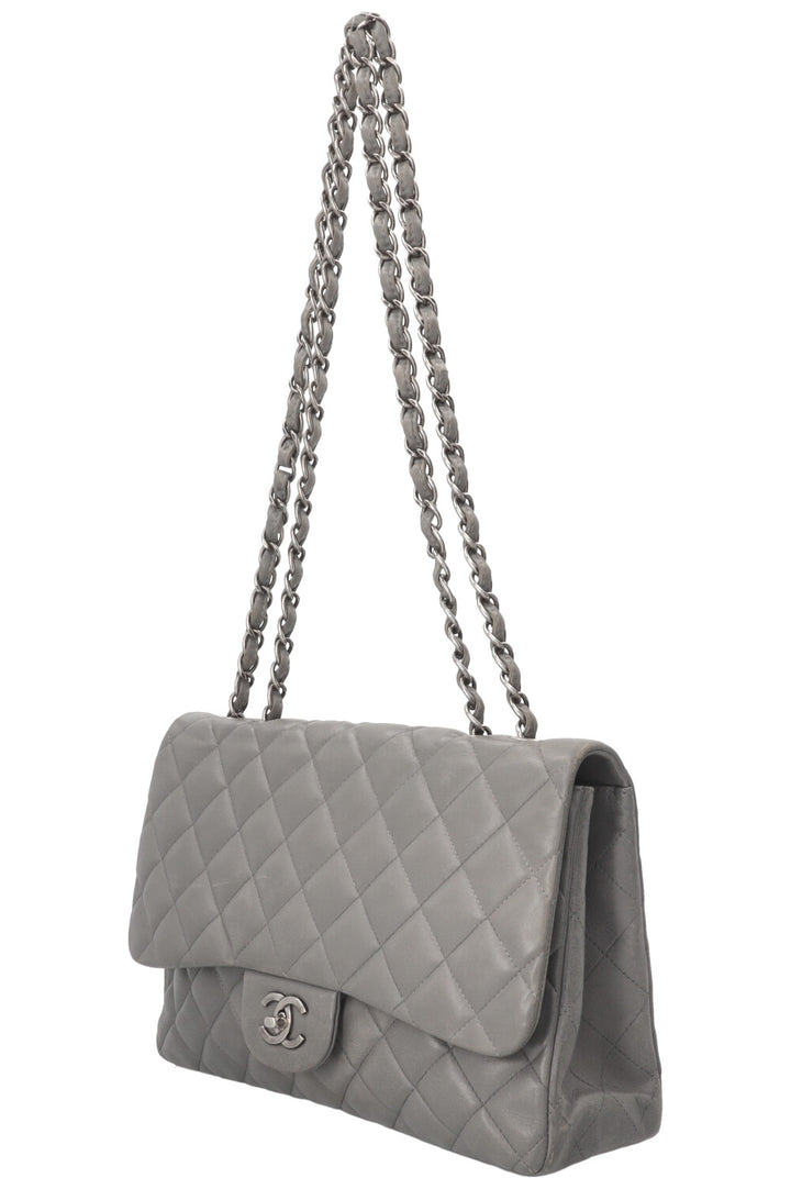 Sac CHANEL à rabat simple grand modèle en cuir gris
