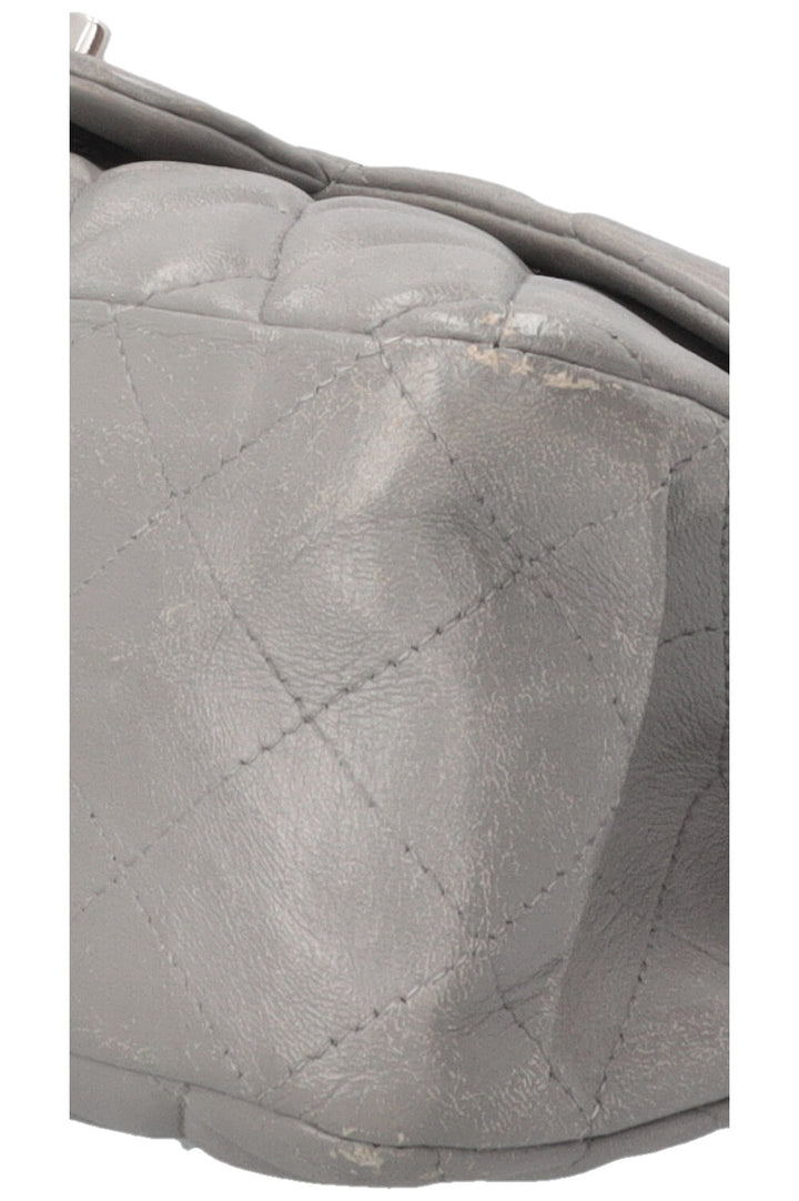 Sac CHANEL à rabat simple grand modèle en cuir gris