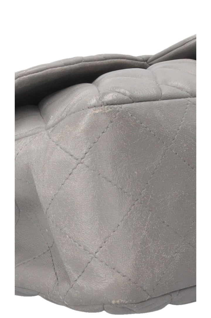 Sac CHANEL à rabat simple grand modèle en cuir gris