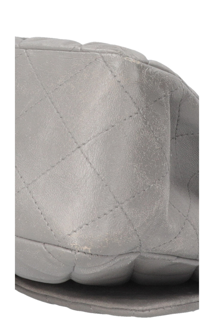 Sac CHANEL à rabat simple grand modèle en cuir gris