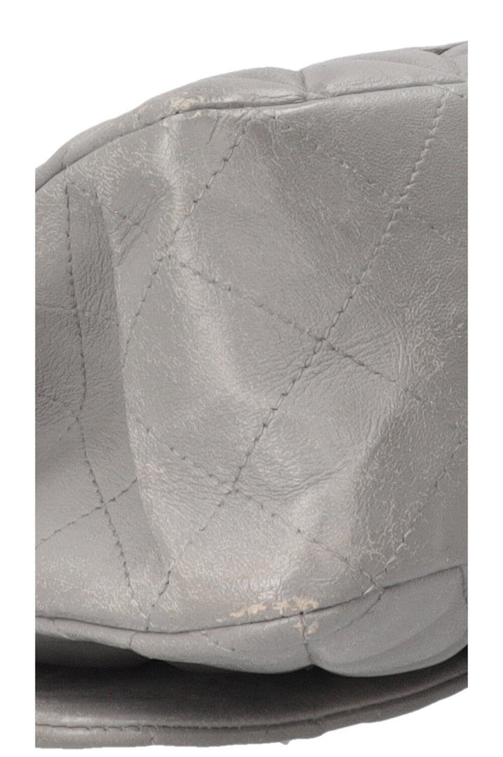 Sac CHANEL à rabat simple grand modèle en cuir gris