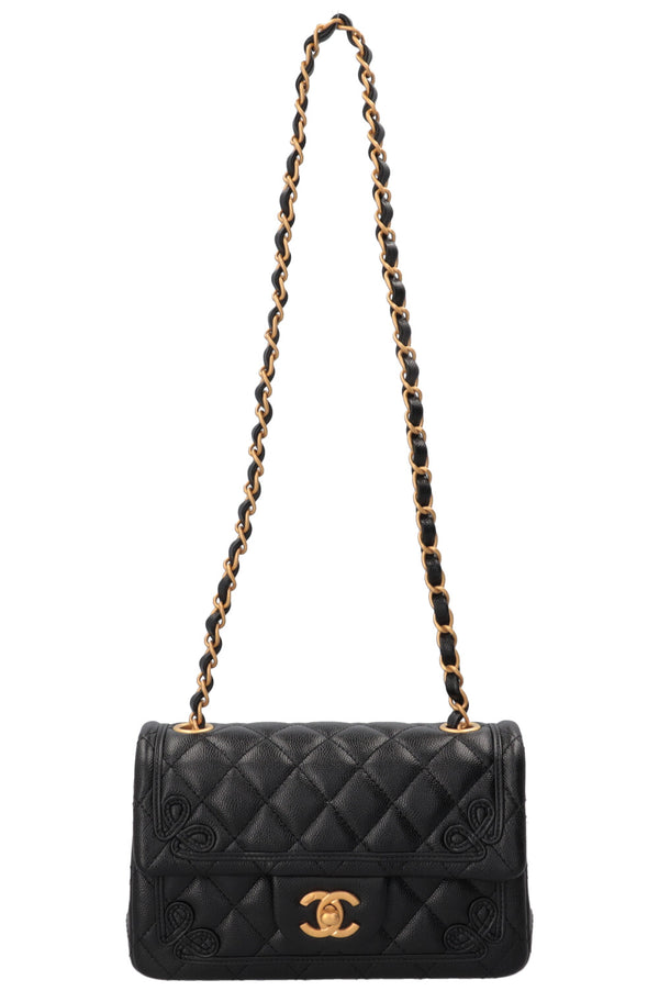 CHANEL Mini sac à rabat brodé en cuir caviar noir