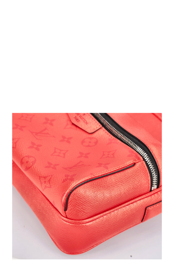 LOUIS VUITTON Outdoor Messenger Bag MNG Taigarama Red