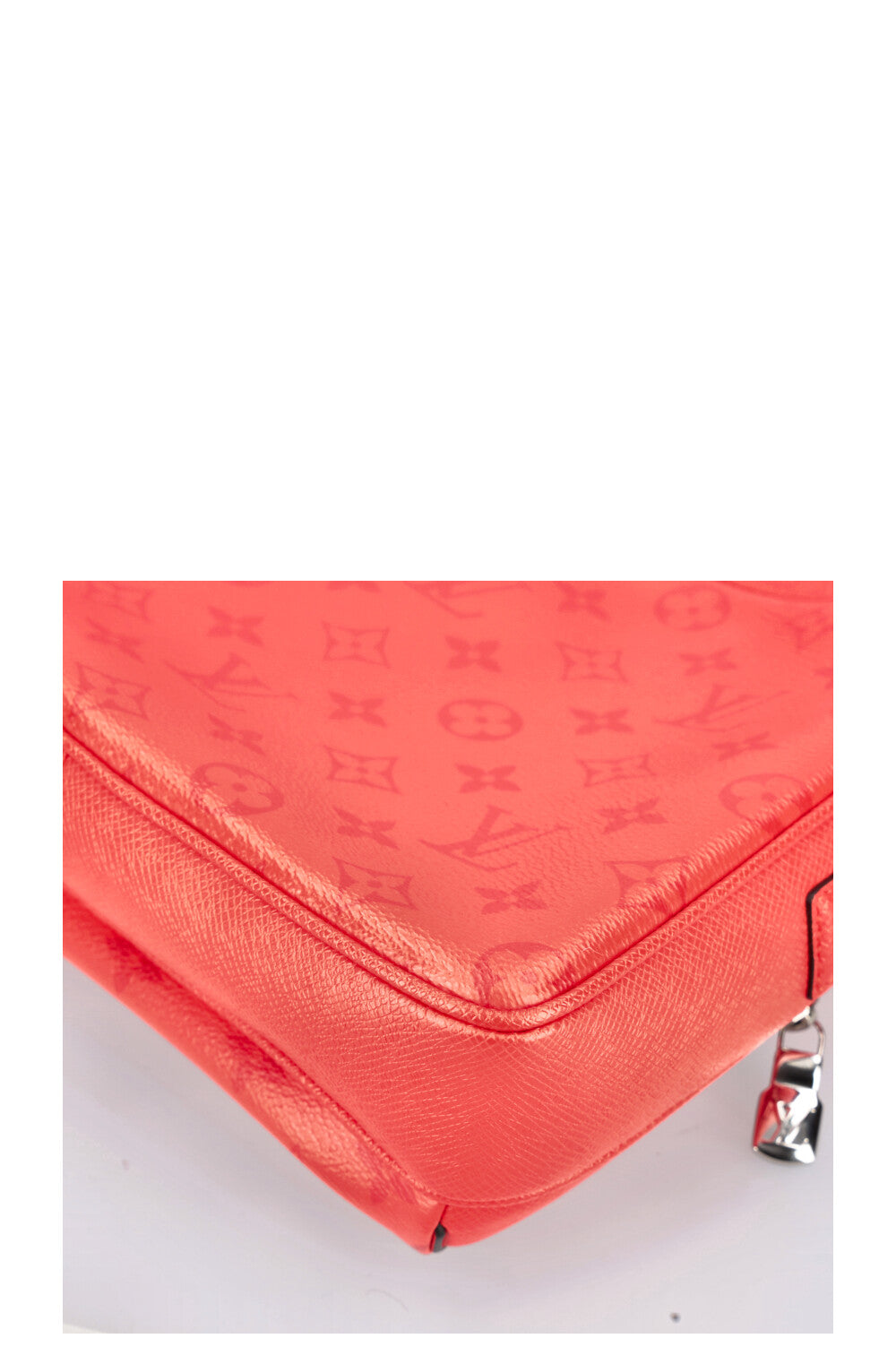 LOUIS VUITTON Outdoor Messenger Bag MNG Taigarama Red