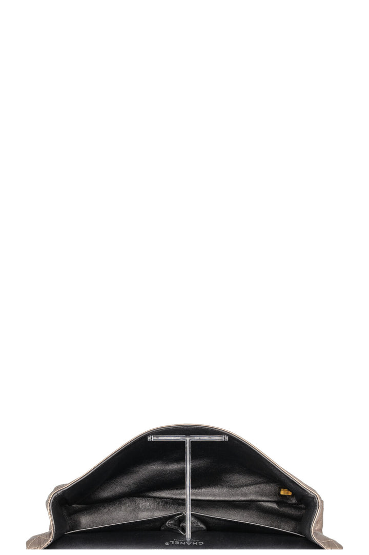 Sac CHANEL 2.55 Reissue grand modèle en cuir métallisé doré