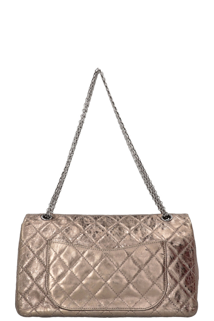 Sac CHANEL 2.55 Reissue grand modèle en cuir métallisé doré