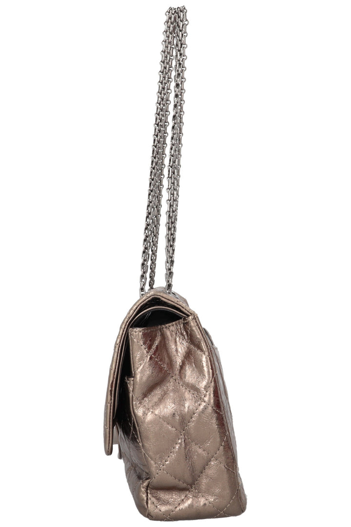 Sac CHANEL 2.55 Reissue grand modèle en cuir métallisé doré