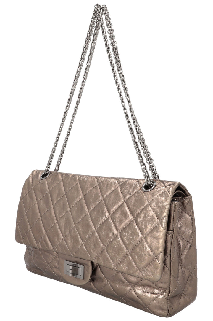 Sac CHANEL 2.55 Reissue grand modèle en cuir métallisé doré