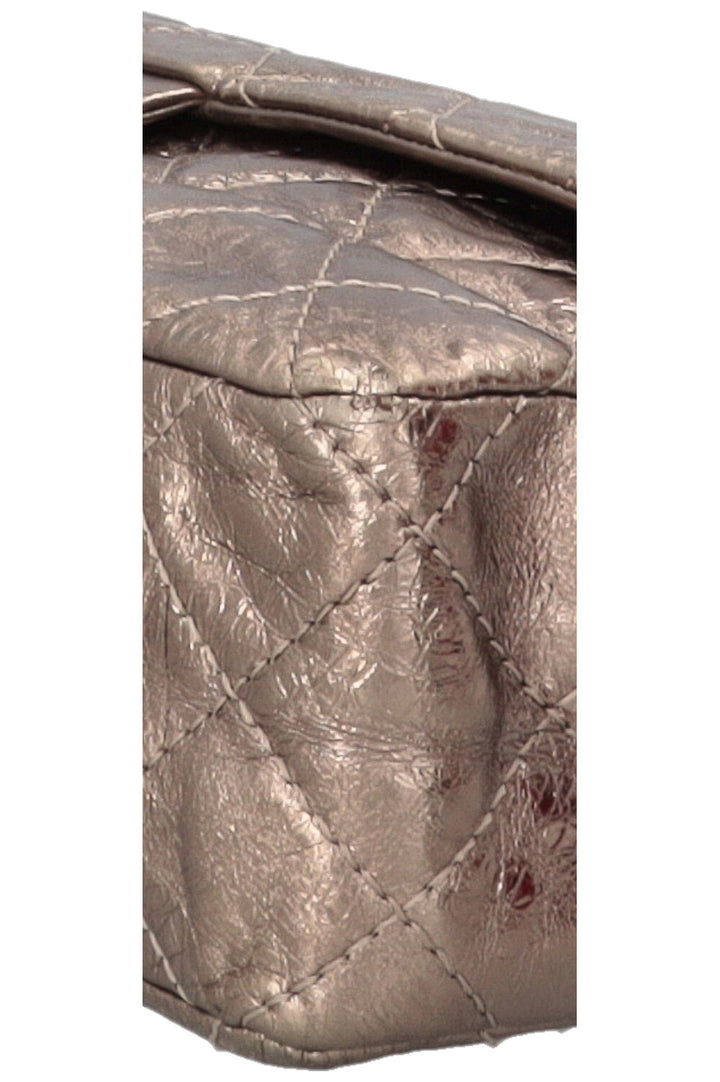 Sac CHANEL 2.55 Reissue grand modèle en cuir métallisé doré