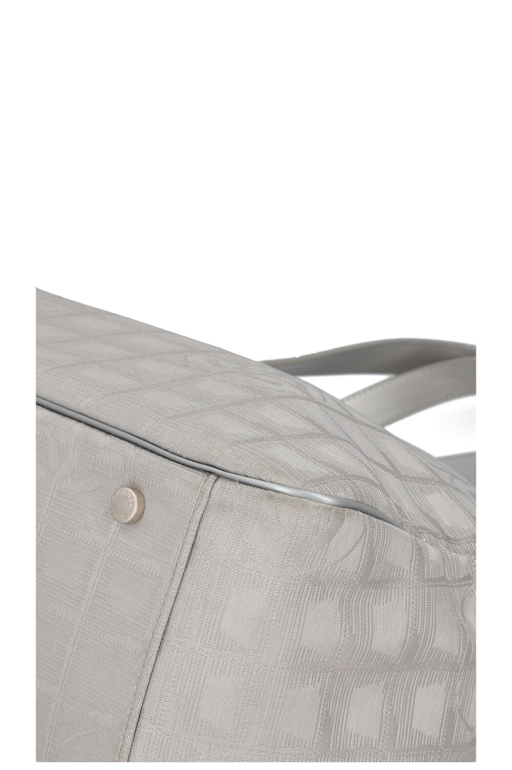 Sac cabas CHANEL New Travel Line en toile argentée