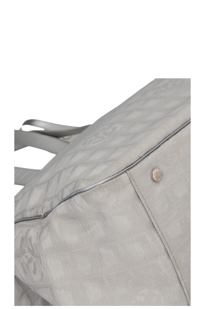 Sac cabas CHANEL New Travel Line en toile argentée