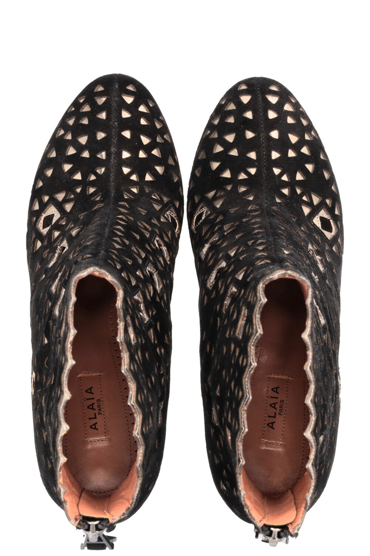 Bottines ALAIA découpées au laser en daim noir doré