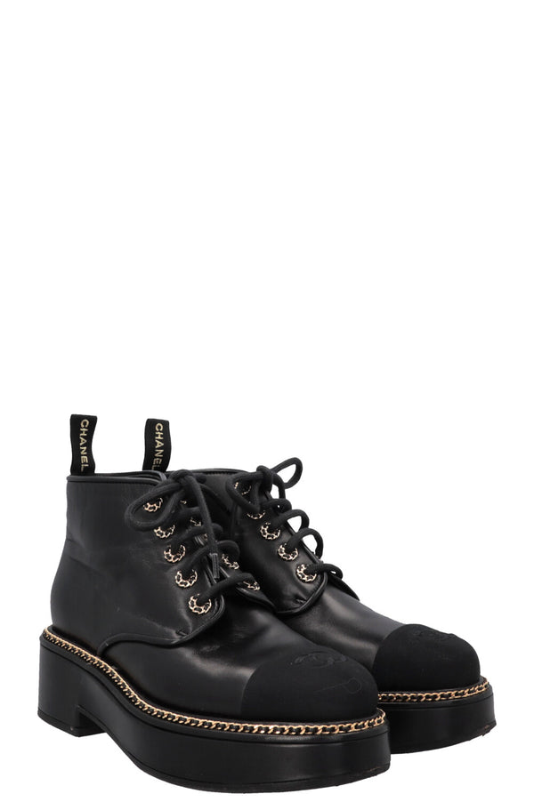 Bottines CHANEL à chaîne, collection 2020, en cuir noir