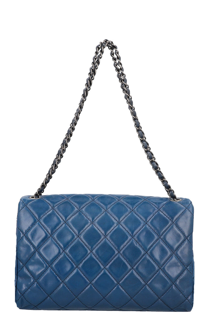 CHANEL Sac à rabat unique Bleu