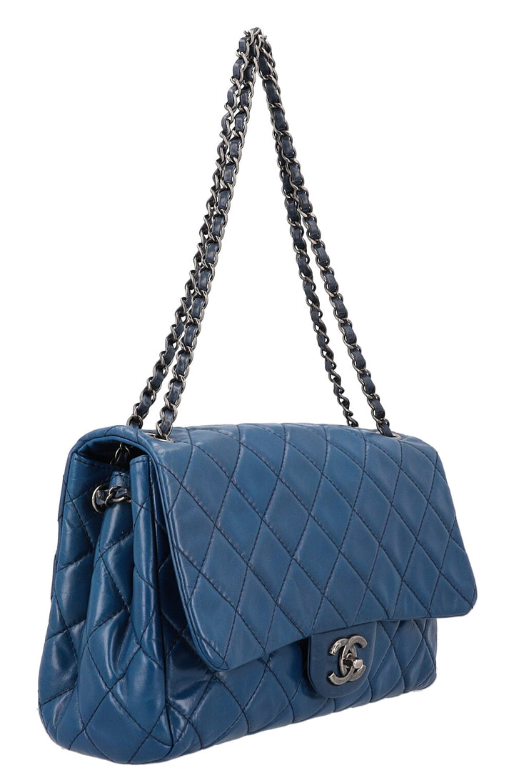 CHANEL Sac à rabat unique Bleu