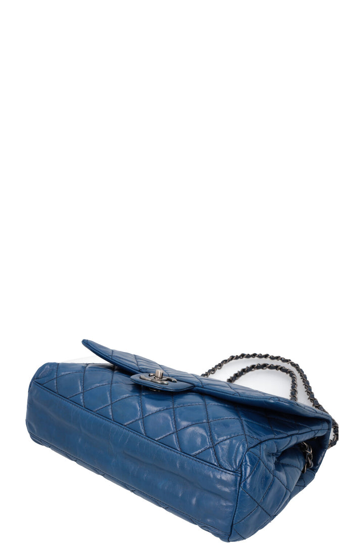 CHANEL Sac à rabat unique Bleu