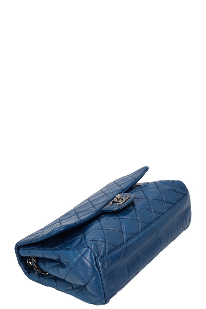 CHANEL Sac à rabat unique Bleu