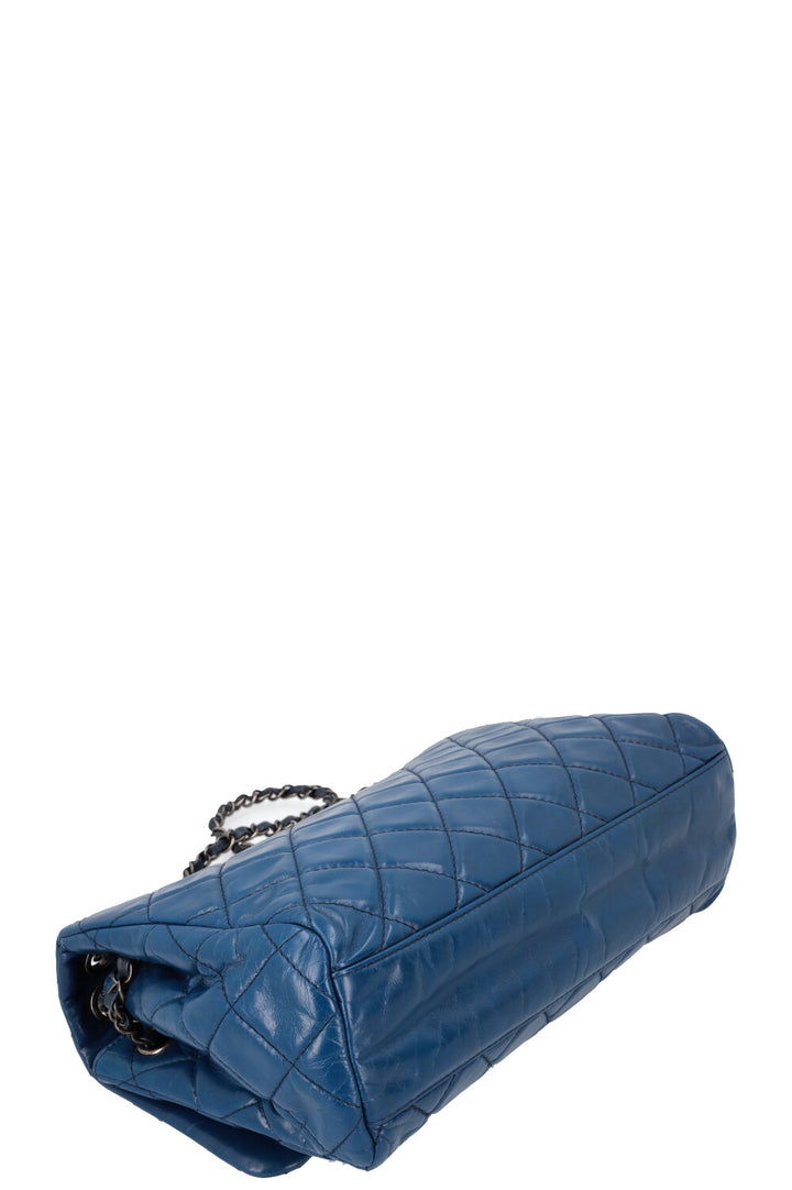 CHANEL Sac à rabat unique Bleu