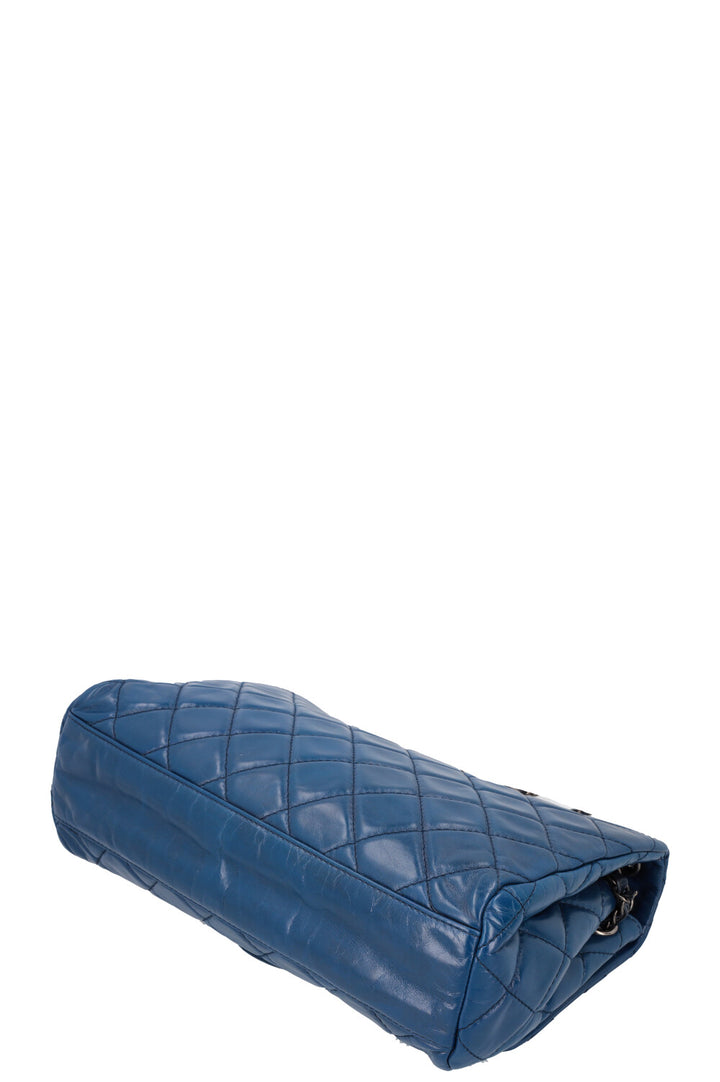 CHANEL Sac à rabat unique Bleu