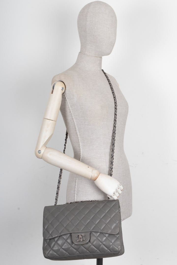 Sac CHANEL à rabat simple grand modèle en cuir gris