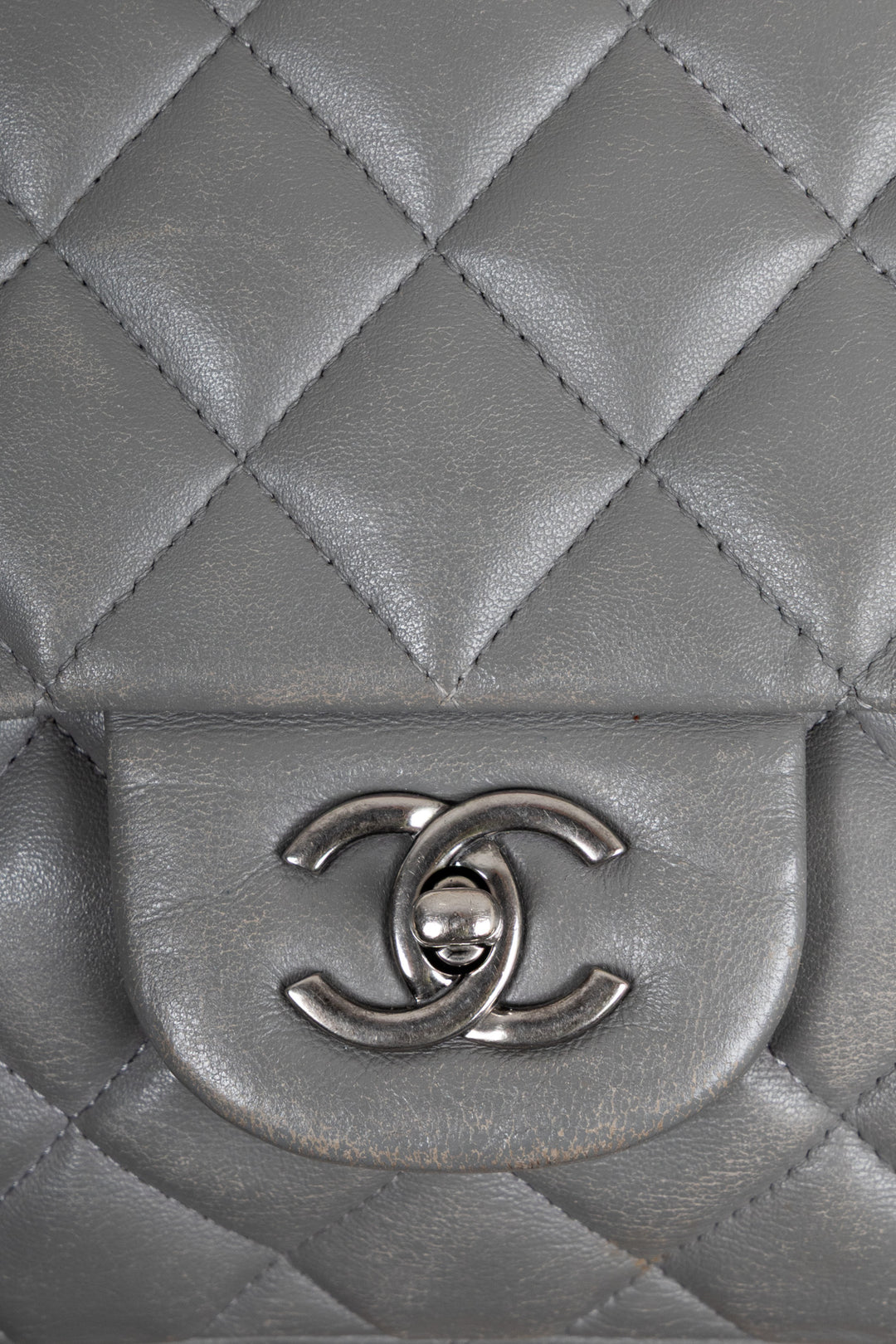 Sac CHANEL à rabat simple grand modèle en cuir gris
