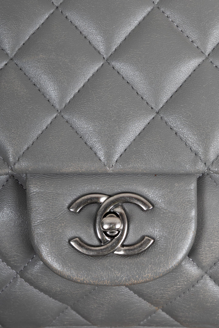 Sac CHANEL à rabat simple grand modèle en cuir gris