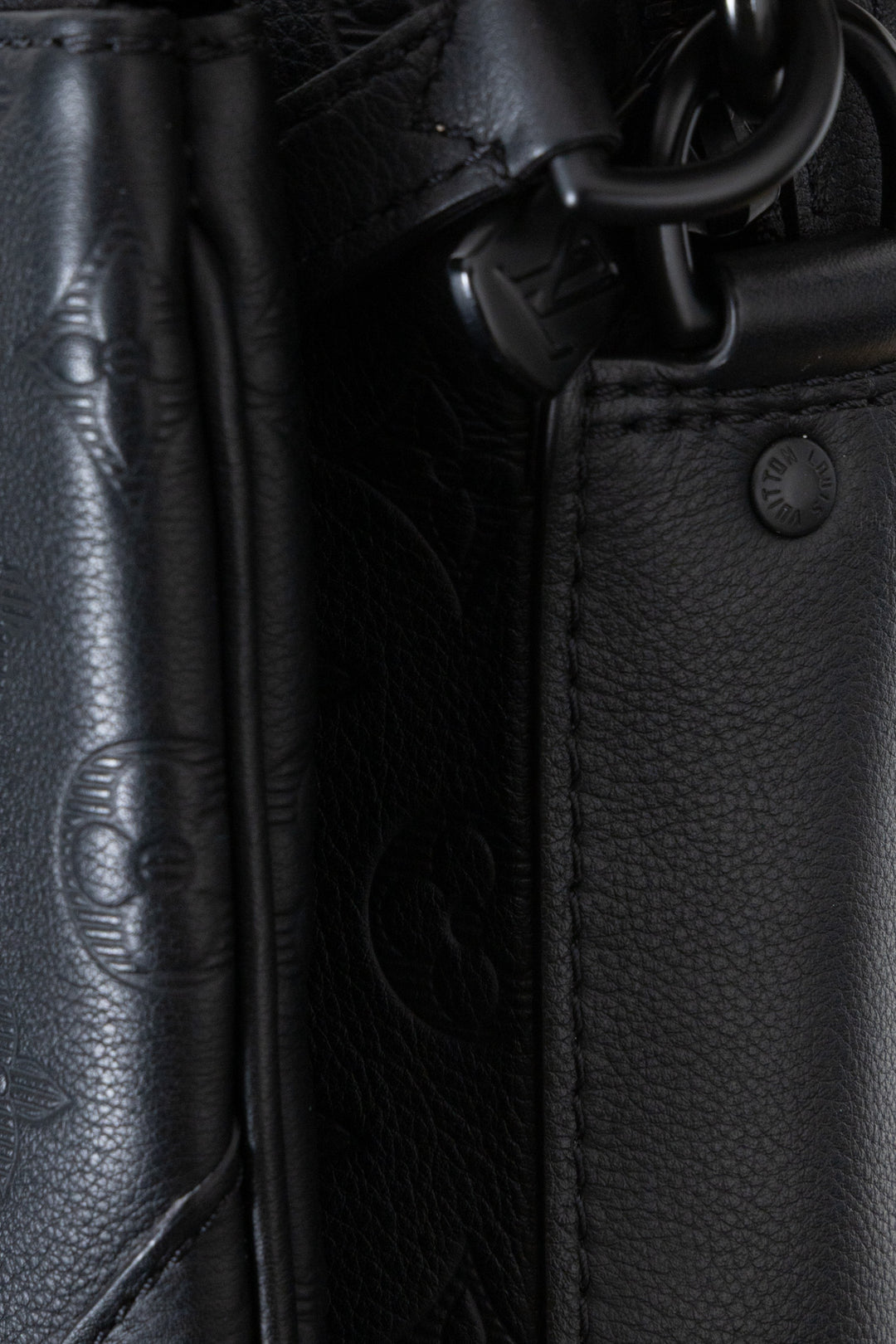 LOUIS VUITTON Trio Messenger MNG Shadow Leather Black