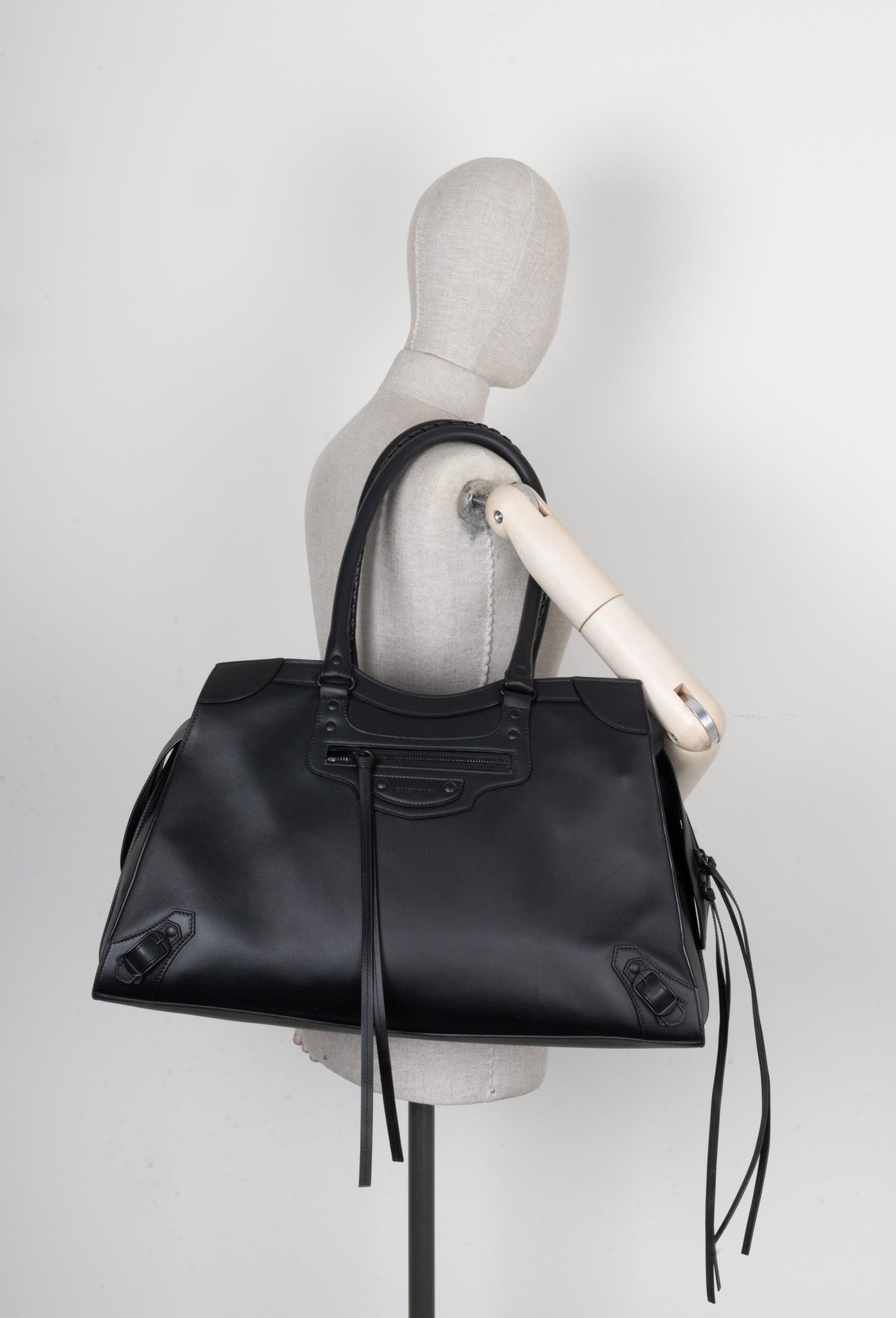 BALENCIAGA Neo Classic Large Handbag Black – REAWAKE