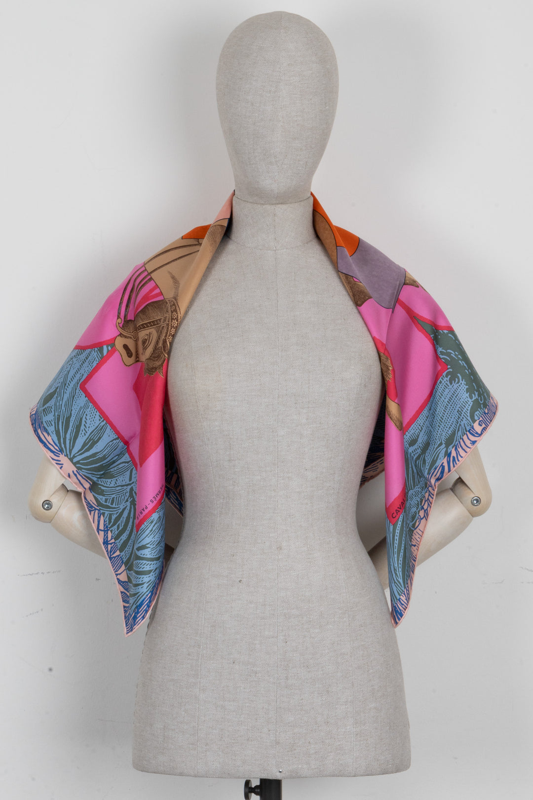 HERMÈS Cavalier En Formes 90 Carré Silk Multicolor