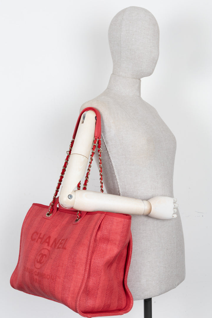 CHANEL Cabas Deauville moyen toile enduite rouge