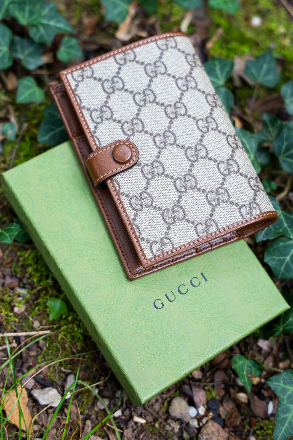 GUCCI Supreme Passport Case