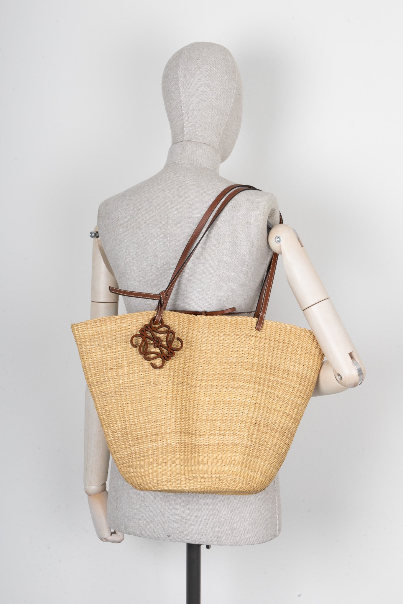 LOEWE Medium Shell Basket Bag Raffia Beige – REAWAKE