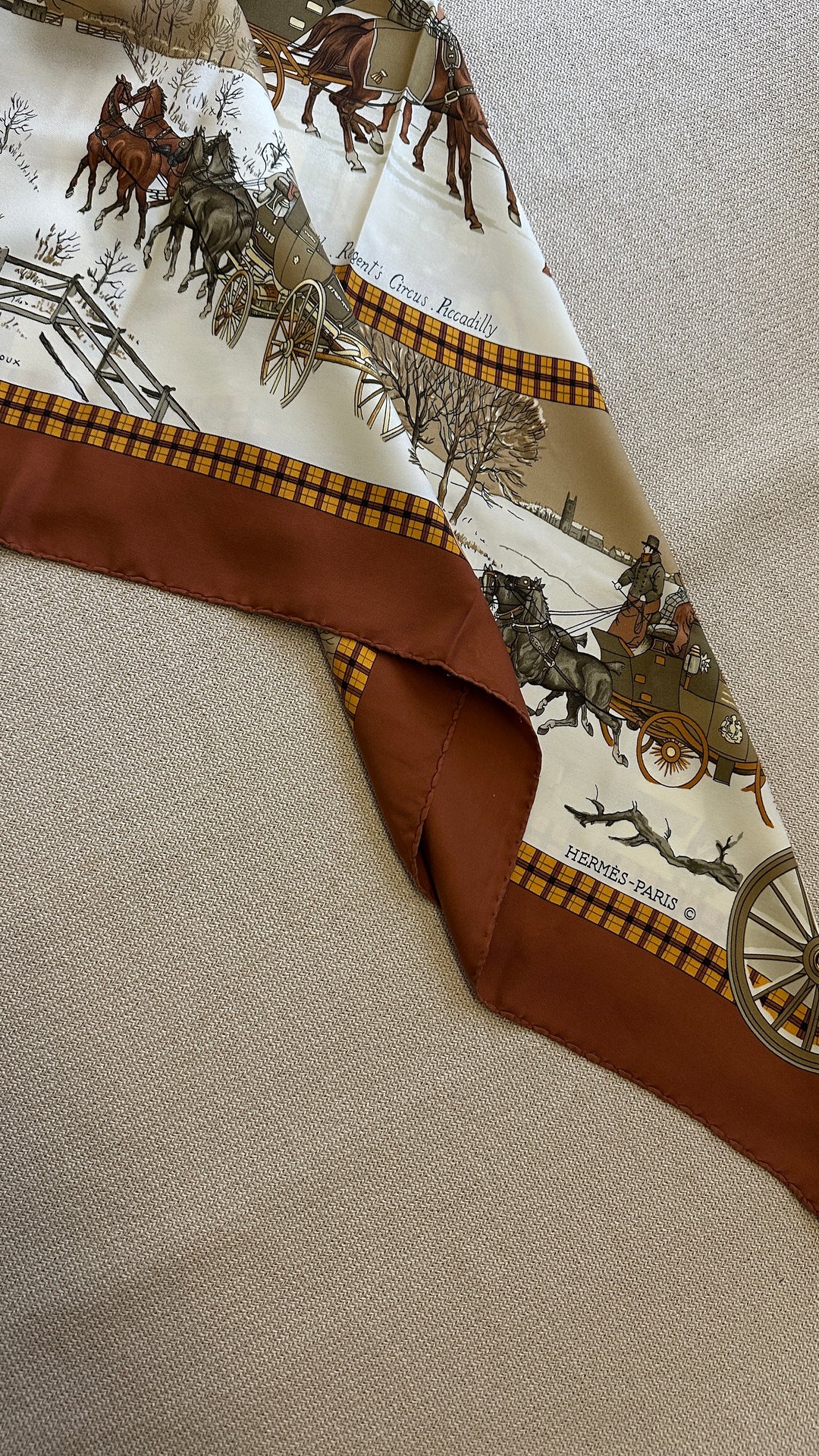 HERMÈS L´Hiver en Poste 90 Carré Silk Brown