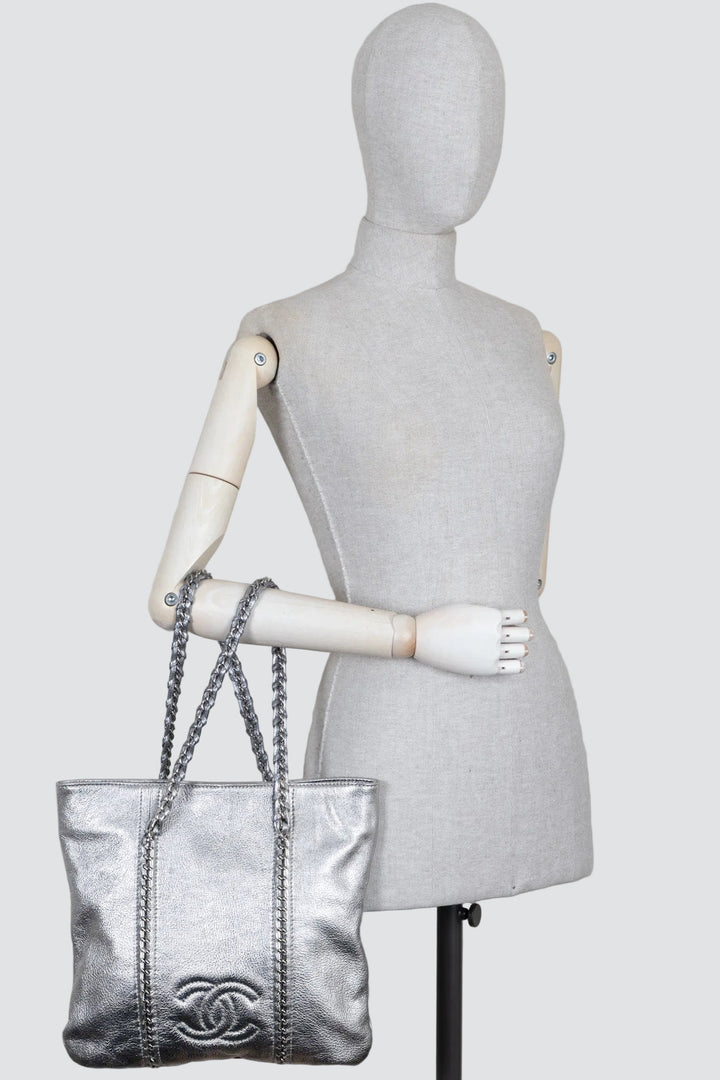 Sac fourre-tout CHANEL CC Chain en cuir argent métallisé
