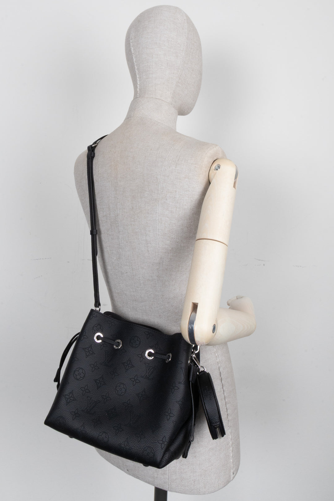 LOUIS VUITTON Bella Mahina Cuir Noir