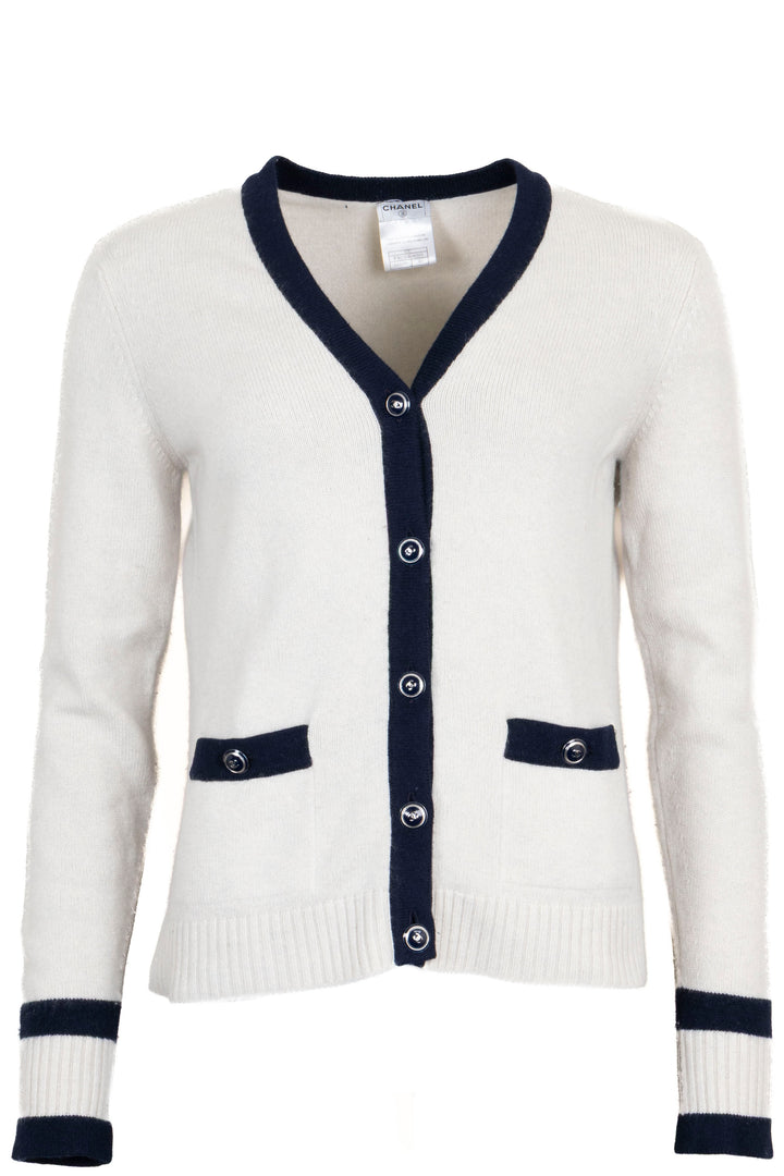 CHANEL 2007 Cardigan en Cachemire Col V Bordure Contrastante Gris Clair