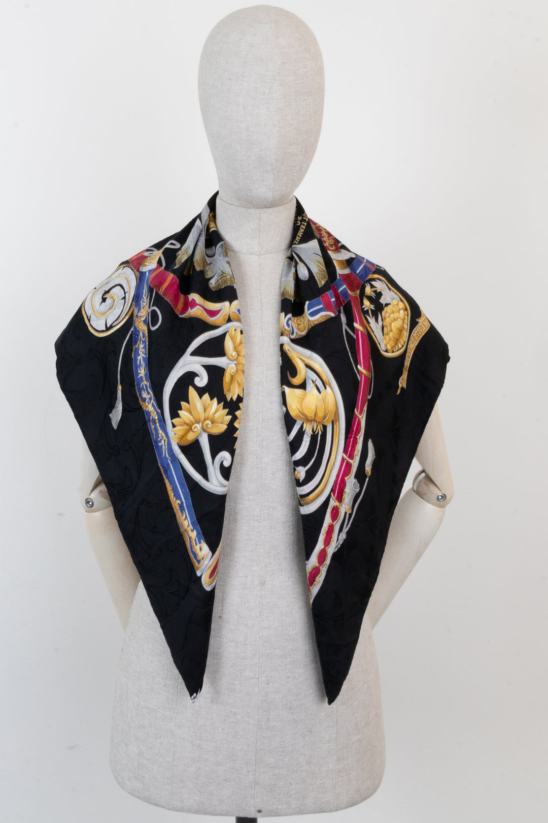 HERMÈS Princes du Soleil Levant Carré 90 Silk Black