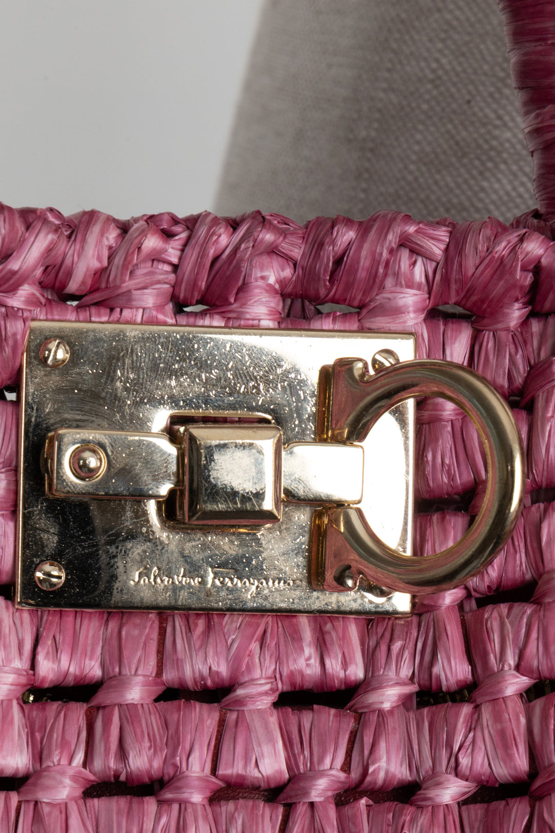 SALVATORE FERRAGAMO Sac carré en raphia rose