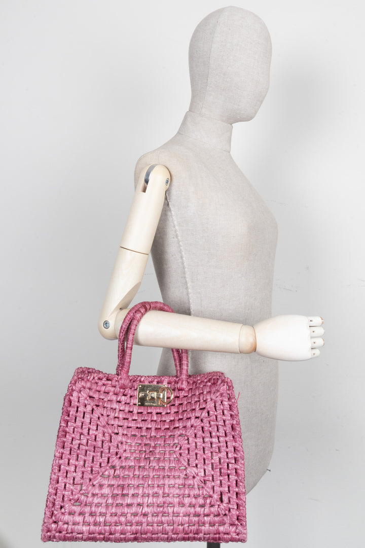 SALVATORE FERRAGAMO Sac carré en raphia rose