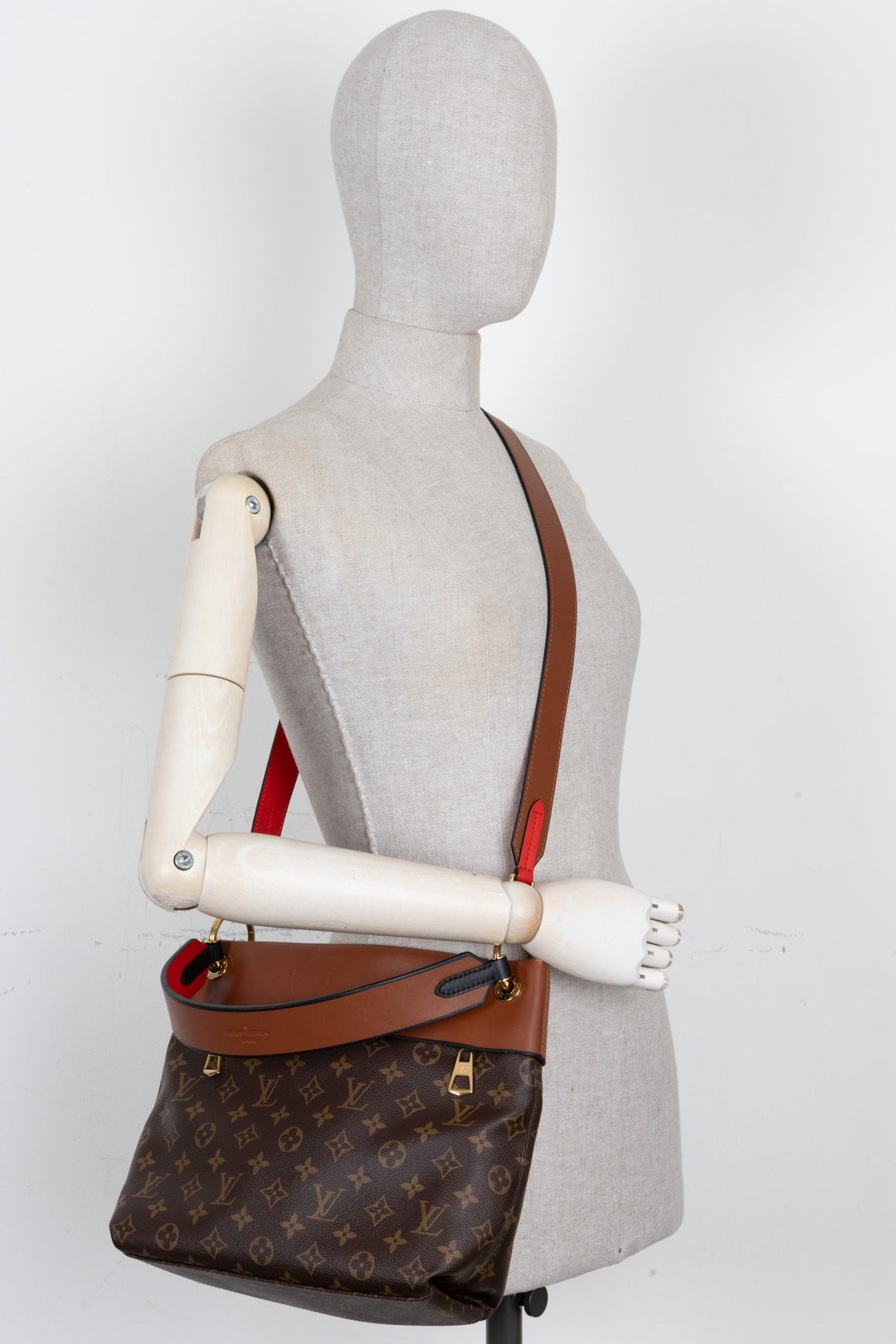 LOUIS VUITTON Sac hobo Tuileries Besace en toile Monogram