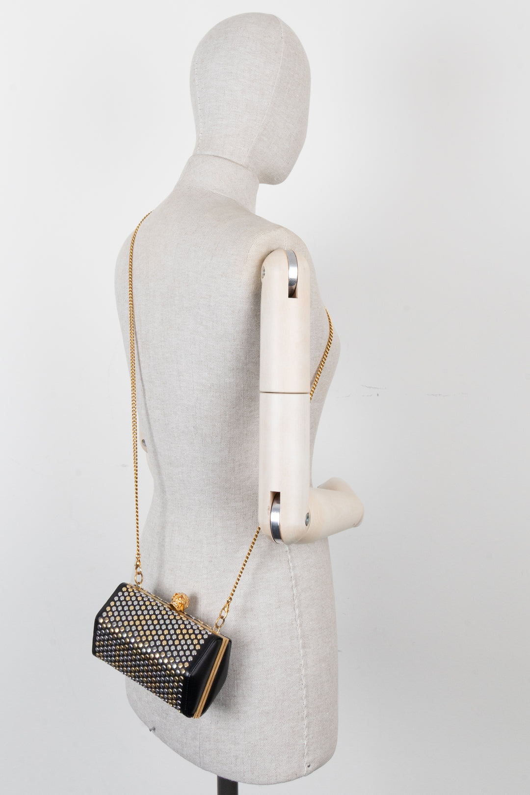 Pochette cloutée ALEXANDER MCQUEEN en cuir noir, or et argent