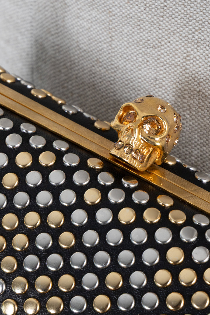 Pochette cloutée ALEXANDER MCQUEEN en cuir noir, or et argent