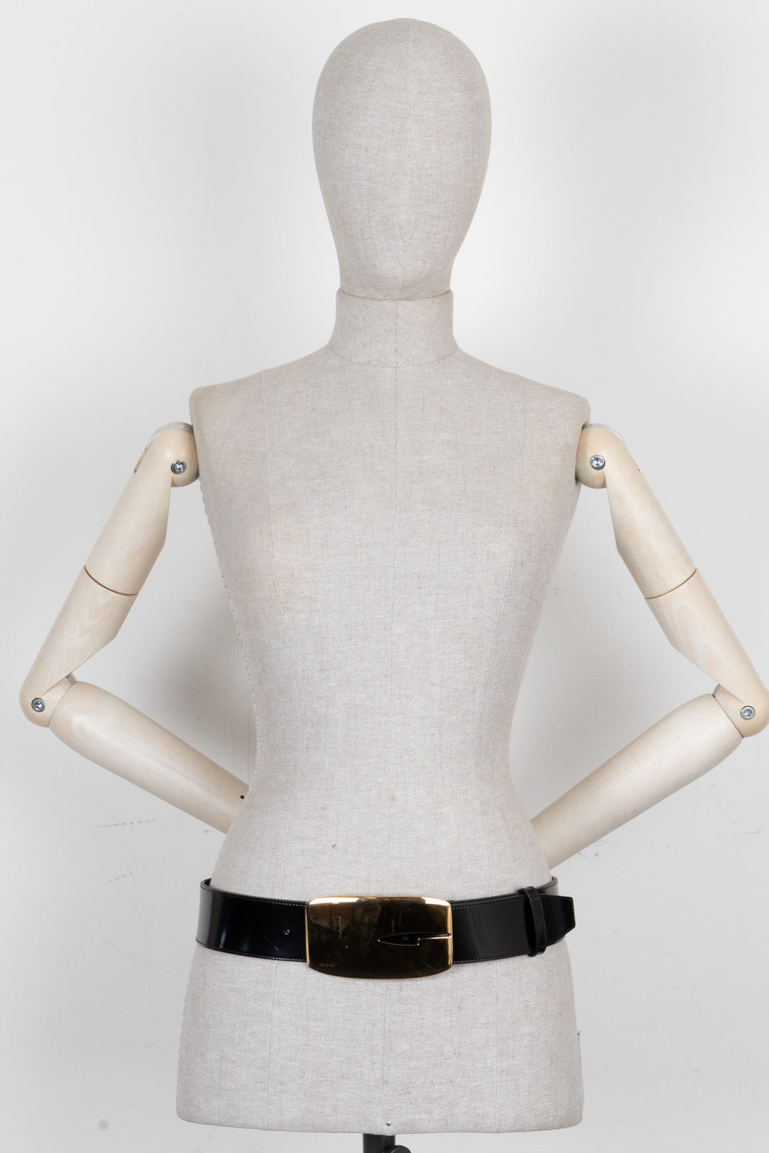 GUCCI Ceinture rectangulaire en cuir verni doré à logo G