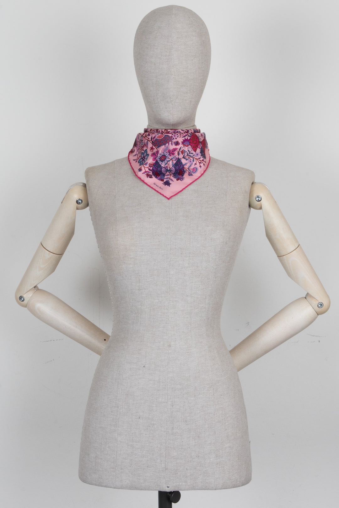 HERMÈS Fleurs et Papillons 45 Carré Silk Pink