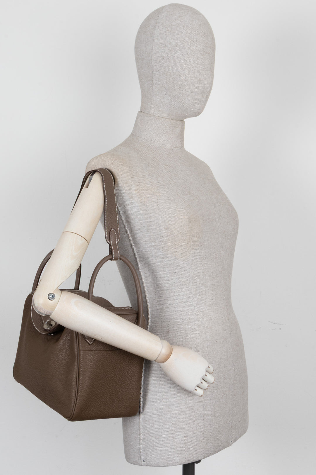 HERMÈS Lindy 30 Clemence Étoupe Palladium
