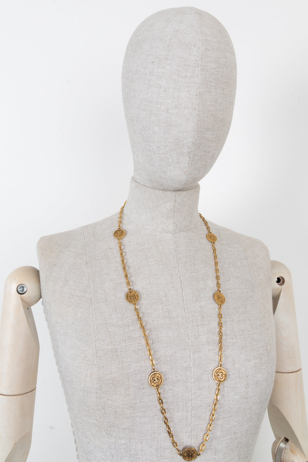 Collier Médaillon CHANEL en Or